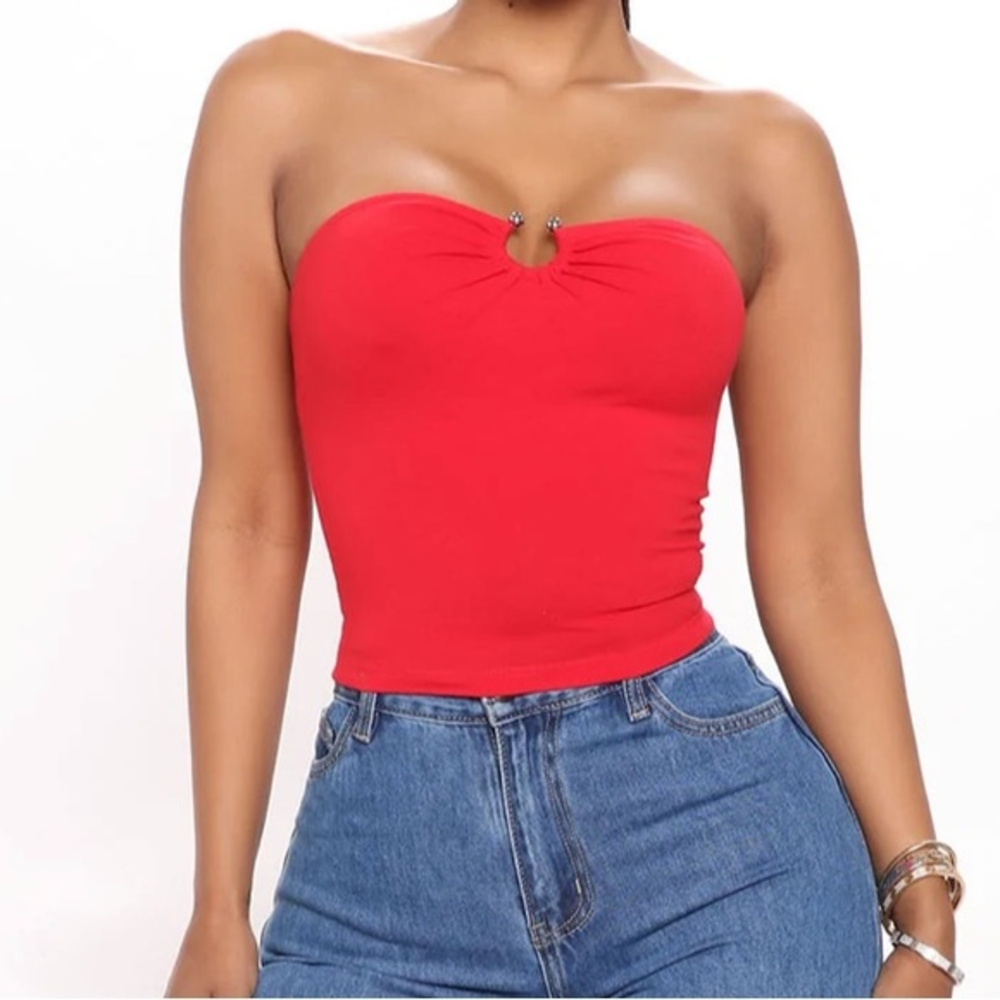 Strapless‎ top